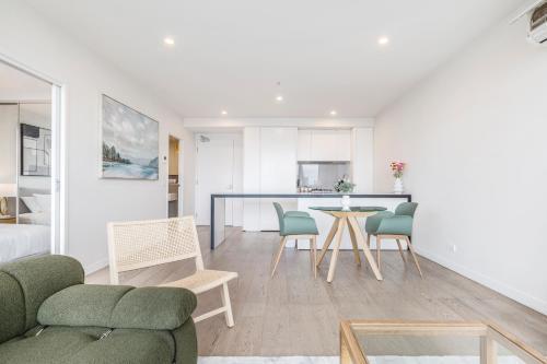 Sunny & Stylish Apt w Stunning City Views & 65 inches TV - Tap to explore photos