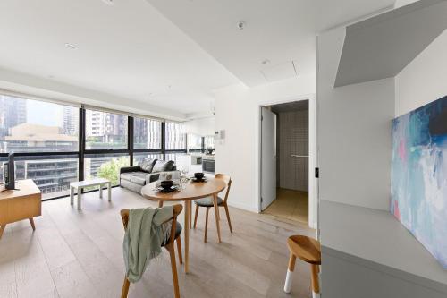 A Comfy 2BR Apt Next to QV & Melbourne Central - Tap to explore photos