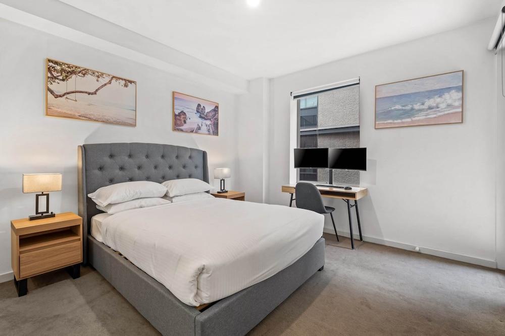 Cosy 1-bed With Balcony in Trendy St Kilda - Tap to explore photos