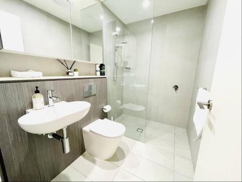 Olympic Park Oasis - New 3b2b condo - Pool, Parking - Tap to explore photos