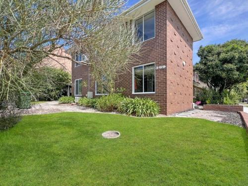 Ground floor one bedroom apartment in Elsternwick Room Type - One-Bedroom Apartment