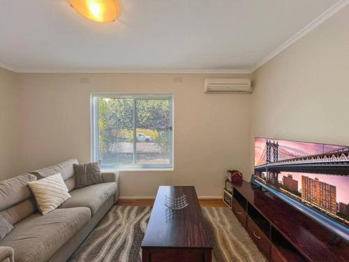 Ground floor one bedroom apartment in Elsternwick - Tap to explore photos