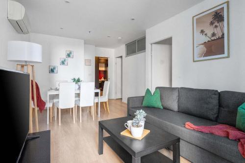 2BR Apt Next to Melbourne Central With City Views - Tap to explore photos