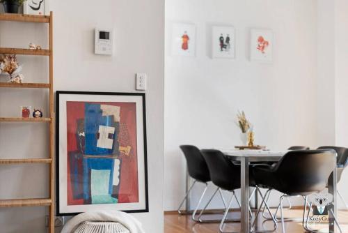 KozyGuru / Allawah / 2 Bed Kozy APT / NAL015 - Tap to explore photos