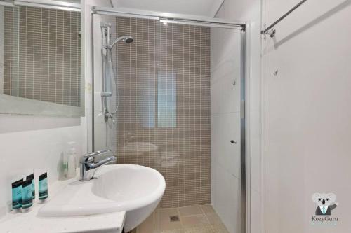 KozyGuru / Allawah / 2 Bed Kozy APT / NAL015 - Tap to explore photos