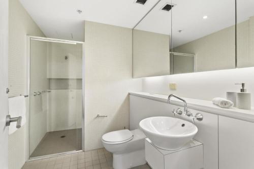 SHE35 - CBD Darling Harbour Views with Pool & Gym Access - Tap to explore photos