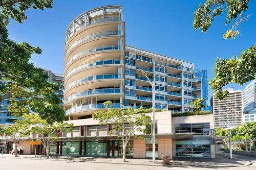 SHE35 - CBD Darling Harbour Views with Pool & Gym Access - Tap to explore photos
