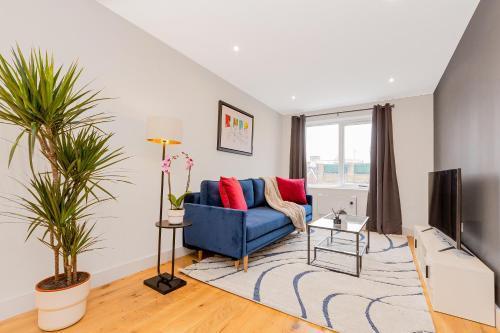 Modern 1BR flat in Ealing, 7 min tube - Tap to explore photos