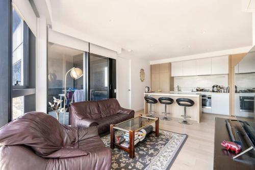 Skyone Lux 2Bed2Bath Aprt in BoxHill and Free carpark - Tap to explore photos