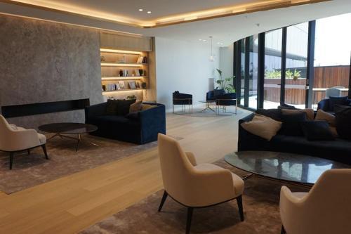 Skyone Lux 2Bed2Bath Aprt in BoxHill and Free carpark - Tap to explore photos