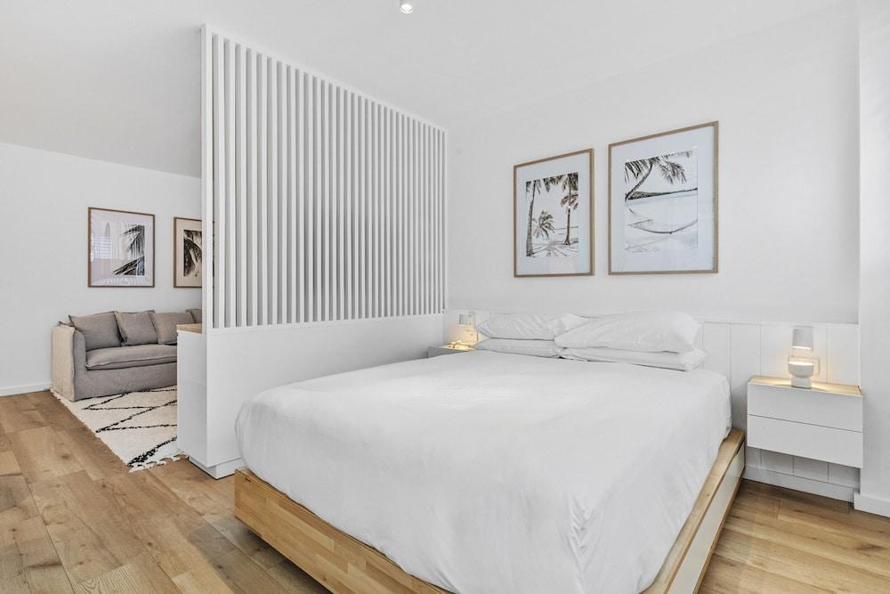 Studio4: Bondi Chic Interiors With Rooftop Pool - Tap to explore photos