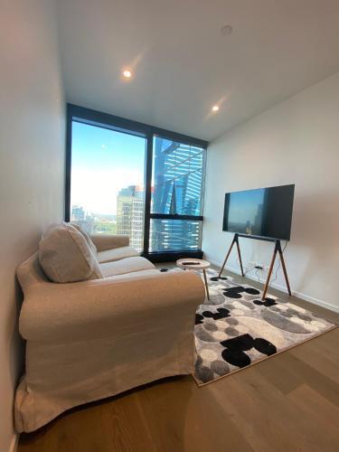 Aus108 - 1B1B with breathtaking city views - Tap to explore photos