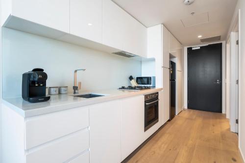 Central Southbank 1BR Apt with Balcony and Study Desk - Tap to explore photos