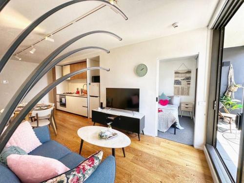 RS703 - West Melbourne Aparment with Balcony #Free Parking - Tap to explore photos