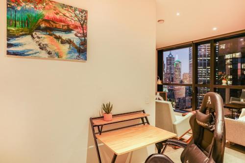 Cosy 2-bedroom retreat with city view near QVM - Tap to explore photos