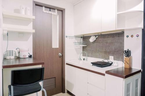 Warm and Cozy Stay 2BR Belmont Residence Puri Apartment By Travelio - Tap to explore photos