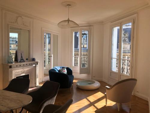 Vue Tour Eiffel et 5 minutes des Champs-Elysees Appartement 2 chambres Paris 16 Etoile - Tap to explore photos