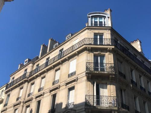 Vue Tour Eiffel et 5 minutes des Champs-Elysees Appartement 2 chambres Paris 16 Etoile - Tap to explore photos