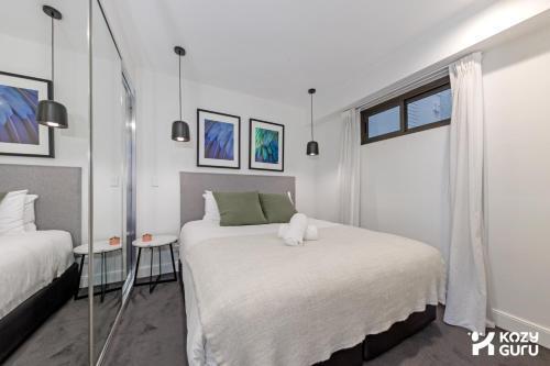 KozyGuru | Surry Hills | Freshly Cozy Apt - Tap to explore photos