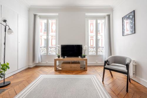 Big apartment 2BR Arc de Triomphe 4-6p - Tap to explore photos