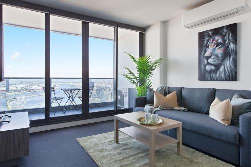 A Modern 2BR Apt with Harbour Views FREE Parking - Tap to explore photos
