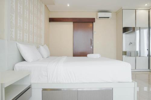 Fancy and Spacious 1BR Apartment at 26th Floor L'avenue By Travelio - Tap to explore photos