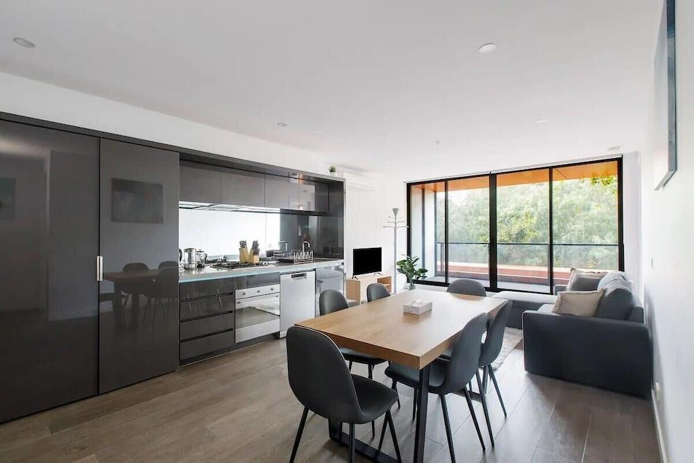 A 3BR Apt Next to Melbourne Zoo, Free Parking - Tap to explore photos