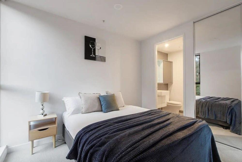 A 3BR Apt Next to Melbourne Zoo, Free Parking - Tap to explore photos