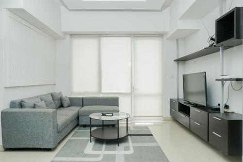 Spacious 3BR Ambassade Kuningan Apartment By Travelio - Tap to explore photos