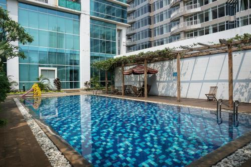 Spacious 3BR Ambassade Kuningan Apartment By Travelio - Tap to explore photos