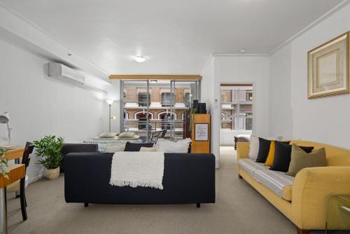 Spacious & Comfy Apt for 6 Next to Darling Harbour - Tap to explore photos