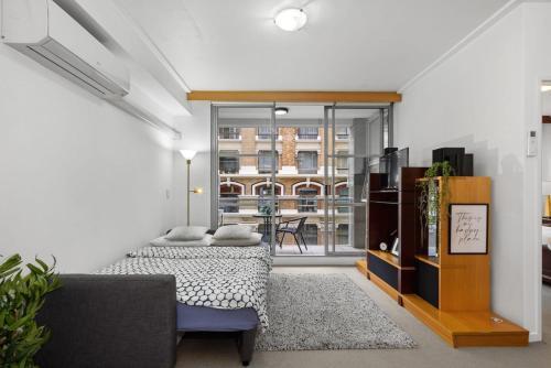 Spacious & Comfy Apt for 6 Next to Darling Harbour - Tap to explore photos