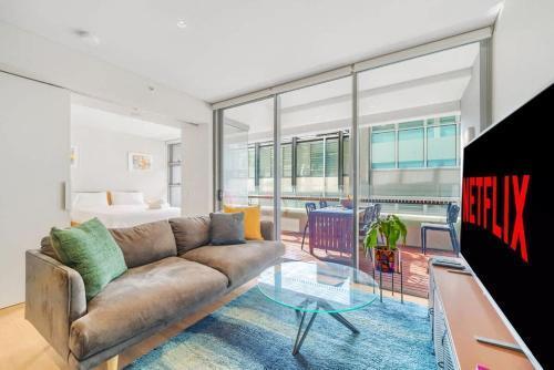 Comfortable 1 bedroom apartment in Crows Nest - Tap to explore photos