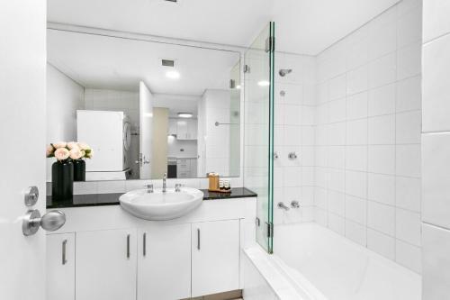 MAN54 -Manly Magic Waterfront Retreat with Gym & Sauna - Tap to explore photos