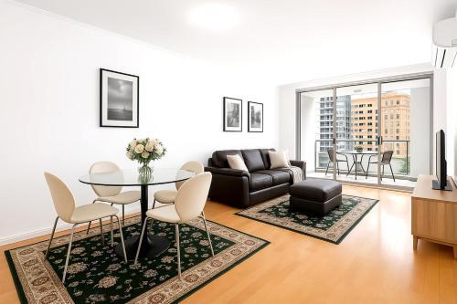 KS355 - CBD Apartment with Pool & Gym - Tap to explore photos