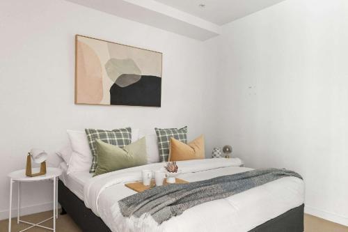 A Stylish & Comfy 2BR Apt Near Southern Cross - Tap to explore photos