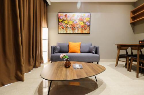 Comfortable and Modern 2BR Menteng Park Apartment By Travelio - Tap to explore photos