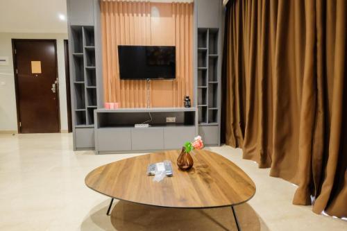 Comfortable and Modern 2BR Menteng Park Apartment By Travelio - Tap to explore photos