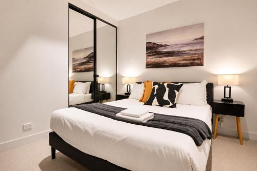 Blue Haven at Marvel Stadium - Rooftop Pool & Free Parking - Tap to explore photos