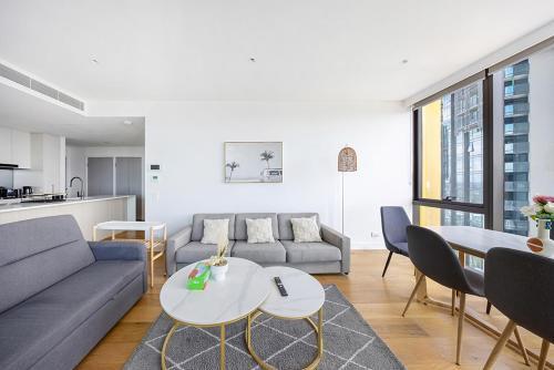 High level deluxe 3 bedroom APT - Tap to explore photos