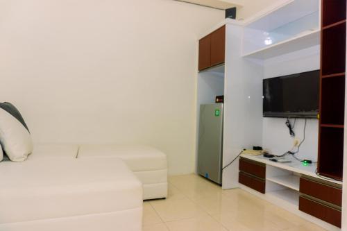 Comfort and Cozy 1BR at Teluk Intan Apartment By Travelio - Tap to explore photos