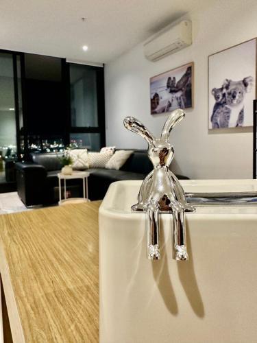2B1B Cozy near Train Station + Free Parking! - Tap to explore photos
