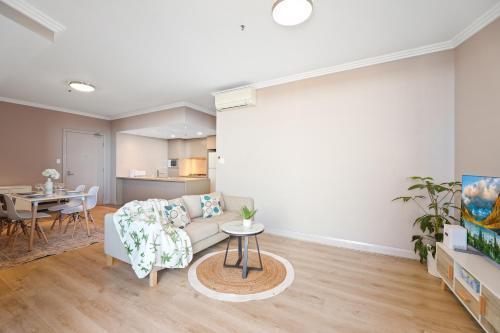 Charm 2Beds in Olympic Park - Tap to explore photos