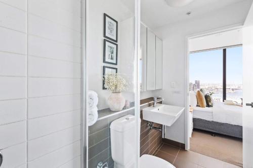 A Cozy 2BR Apt With Harbour Views and Free Parking - Tap to explore photos