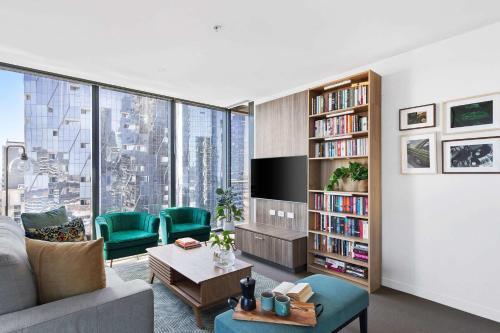 A Cozy 2BR Apt With Harbour Views and Free Parking - Tap to explore photos