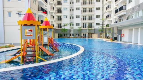 Strategic Location 2BR Apartment Signature Park Grande By Travelio - Tap to explore photos