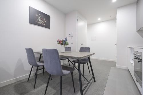 Stylish 1br Apt In The Heart Of Mel Cbd - Tap to explore photos