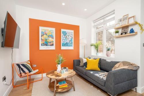 Enfield House 4 Bedroom-North London-Free parking - Tap to explore photos