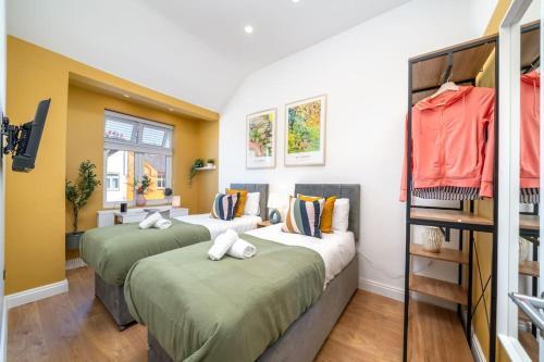 Enfield House 4 Bedroom-North London-Free parking - Tap to explore photos