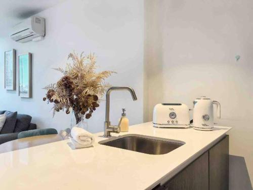 Cozy 1B apt in Central Mel -unbeatable location- #EQ35 - Tap to explore photos